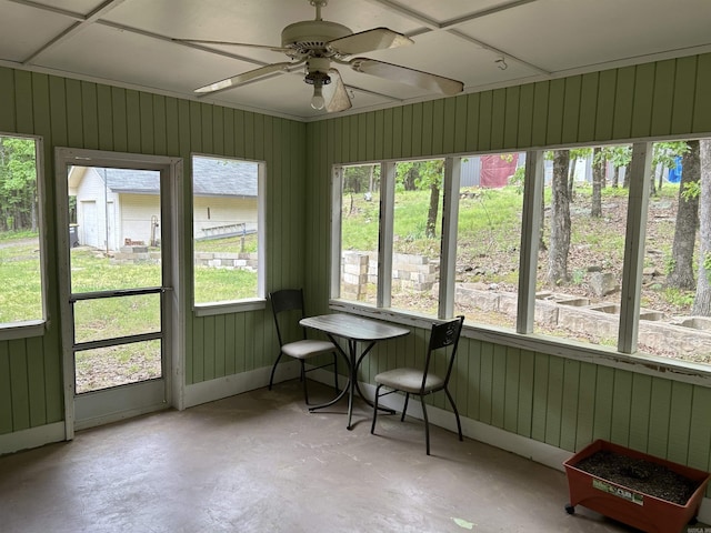 sunroom / solarium featuring a ceiling fan
