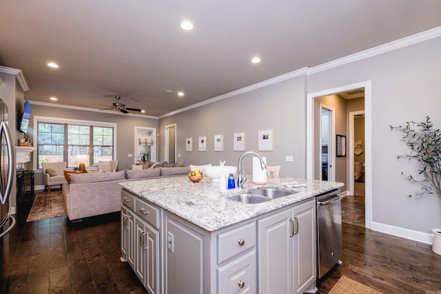 kitchen featuring ceiling fan, a center island with sink, dark wood-style floors, a sink, and appliances with stainless steel finishes