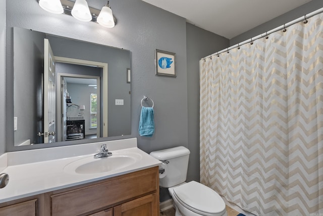 full bath featuring vanity, toilet, and a shower with curtain