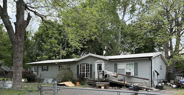 manufactured / mobile home featuring fence
