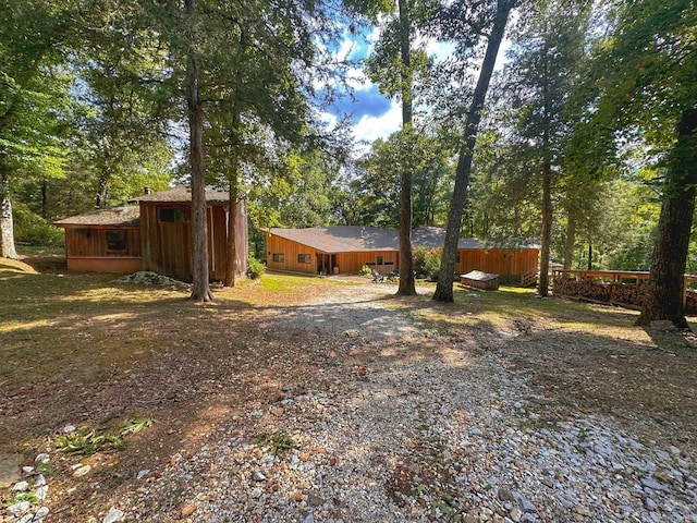 view of yard featuring fence and an outbuilding