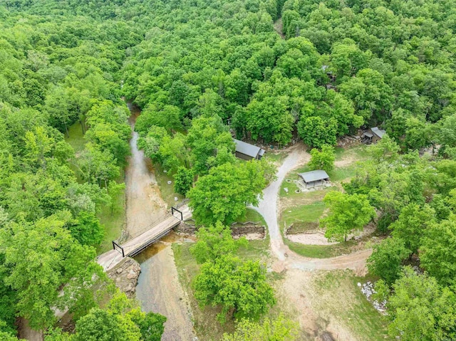 birds eye view of property featuring a forest view