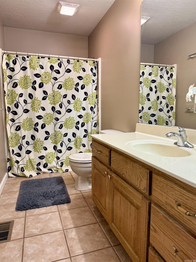 full bath with visible vents, tile patterned flooring, vanity, toilet, and a shower with shower curtain