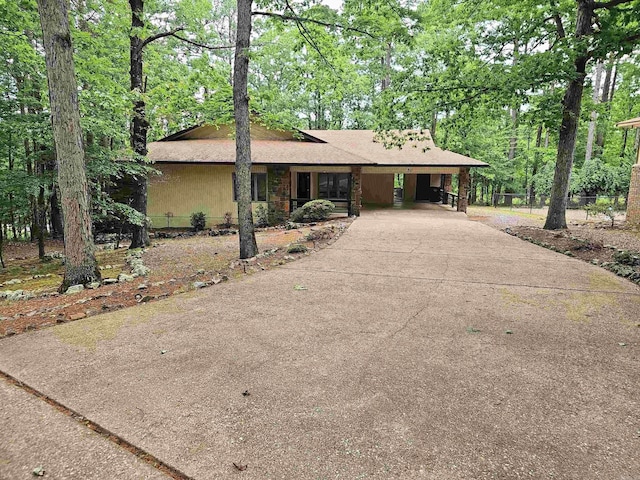 50 Monovar Cir, Hot Springs Village, AR 71909 - view of front facade featuring driveway and a carport