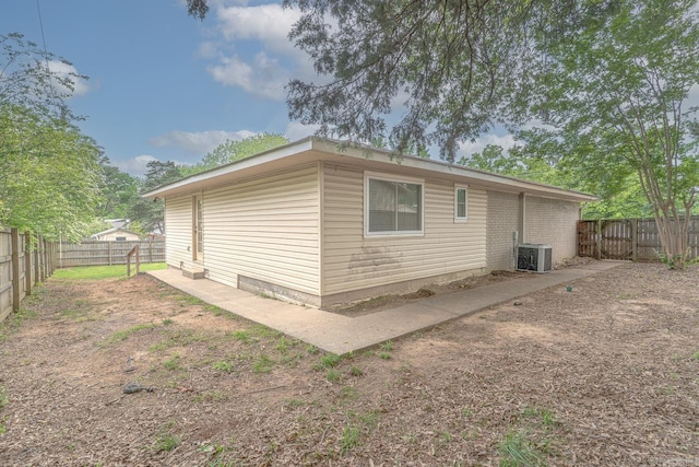 1321 W Front St, Heber Springs, AR 72543 - view of side of home featuring a fenced backyard and cooling unit