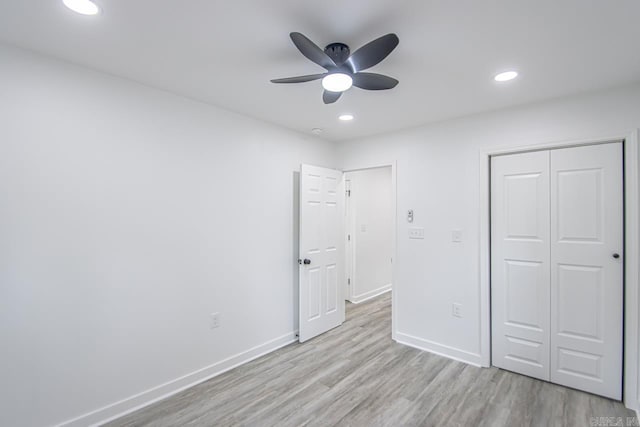 unfurnished bedroom featuring a ceiling fan, baseboards, a closet, light wood-style floors, and recessed lighting