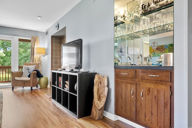 350 Peters Pt Unit L1, Hot Springs, AR 71913 - bar with indoor wet bar, visible vents, and light wood-style flooring