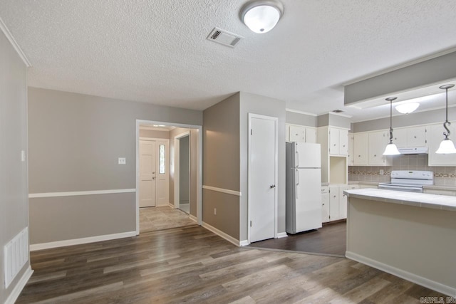 kitchen with visible vents, white appliances, dark wood-type flooring, tile counters, and white cabinetry