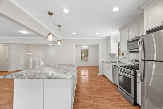 kitchen featuring a sink, stainless steel appliances, recessed lighting, light wood-type flooring, and tasteful backsplash