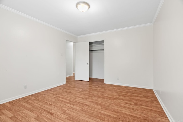 unfurnished bedroom featuring crown molding, baseboards, a closet, and light wood finished floors
