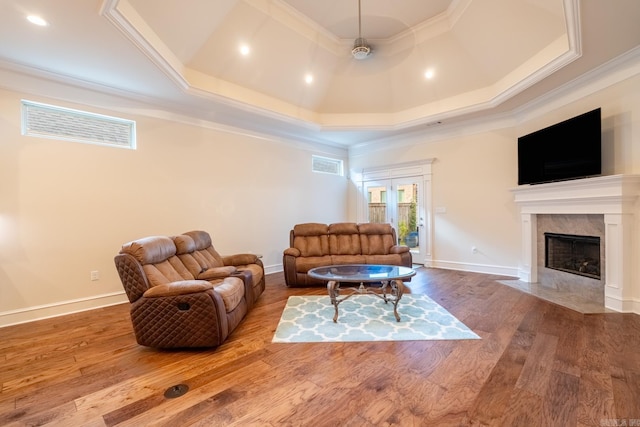 living area with visible vents, ornamental molding, ceiling fan, and wood finished floors