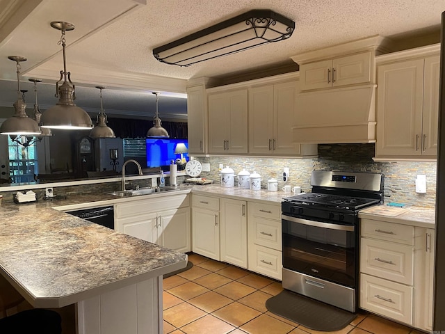874 Stacy Spgs, Heber Springs, AR 72543 - kitchen with stainless steel gas range oven, a sink, a peninsula, custom range hood, and backsplash