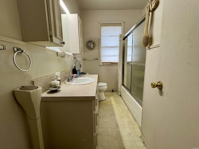 1519 S Oak St, Little Rock, AR 72204 - bathroom with tile patterned floors, enclosed tub / shower combo, vanity, and toilet