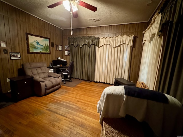 1519 S Oak St, Little Rock, AR 72204 - living room featuring ceiling fan, ornamental molding, a textured ceiling, and wood finished floors