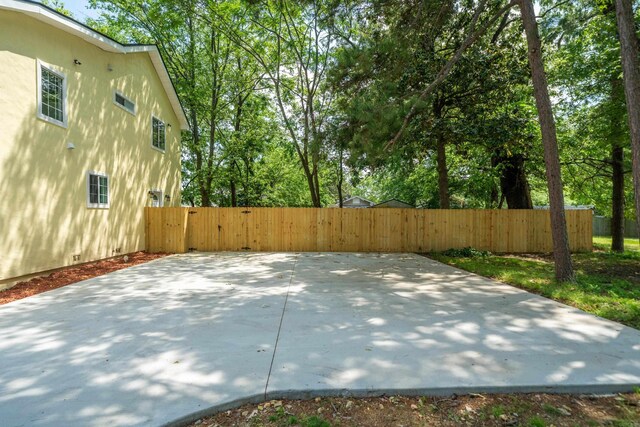 609 S St, Hot Springs, AR 71913 - view of basketball court featuring a gate and fence