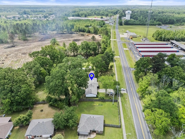 birds eye view of property featuring a forest view