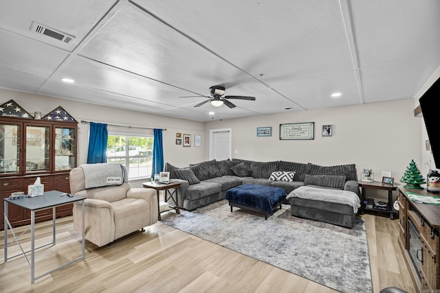 living area featuring a ceiling fan, recessed lighting, light wood-style flooring, and visible vents