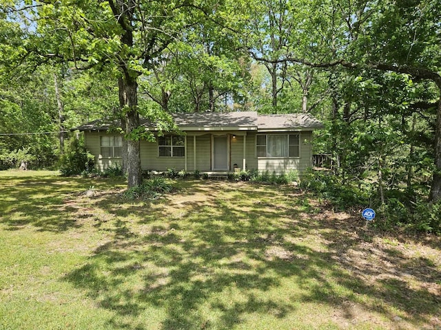 view of front of property featuring a front yard