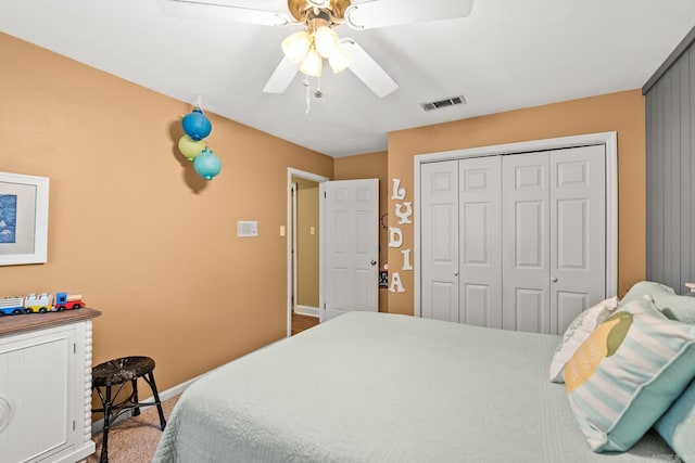 bedroom with baseboards, visible vents, ceiling fan, and a closet