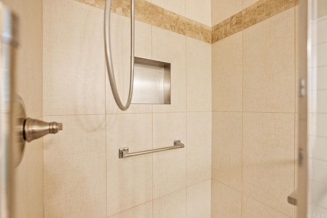 bathroom featuring tiled shower
