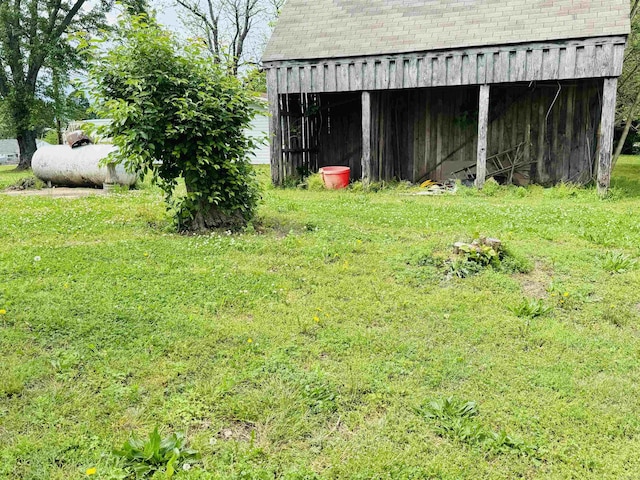 view of yard with an outbuilding and an outdoor structure