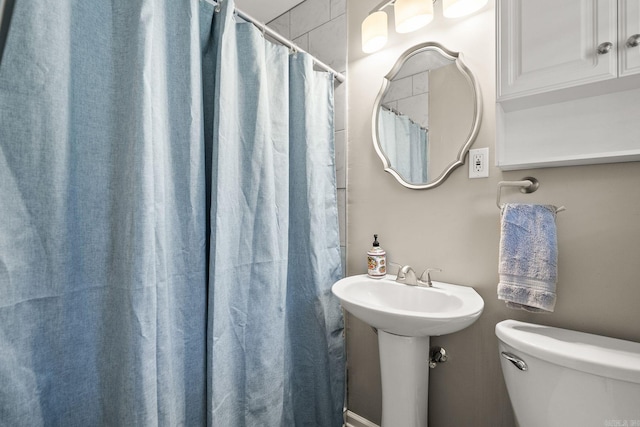 416 Ivory Dr, Little Rock, AR 72205 - bathroom with a shower with curtain and toilet