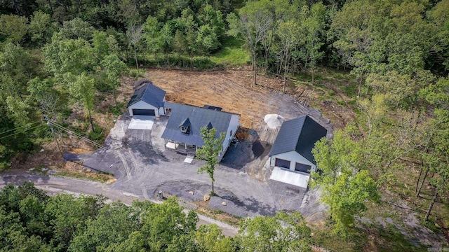 birds eye view of property featuring a forest view
