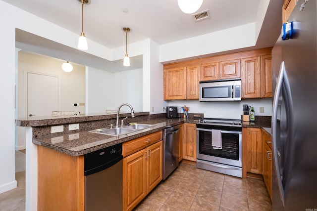 523 S Louisiana St Unit 10A, Little Rock, AR 72201 - kitchen featuring a sink, stainless steel appliances, decorative light fixtures, a peninsula, and visible vents