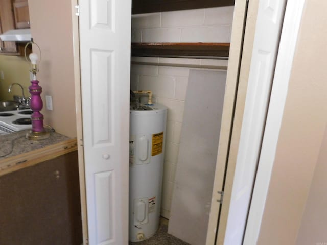 215 E 22nd St, Little Rock, AR 72206 - utilities featuring a sink and electric water heater