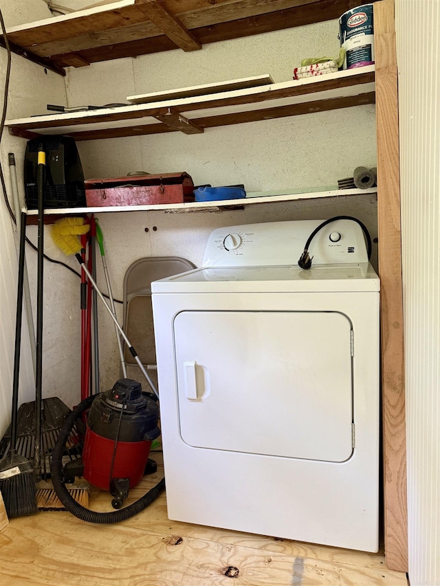 805 S St, Heber Springs, AR 72543 - laundry room featuring laundry area, washer / dryer, and wood finished floors