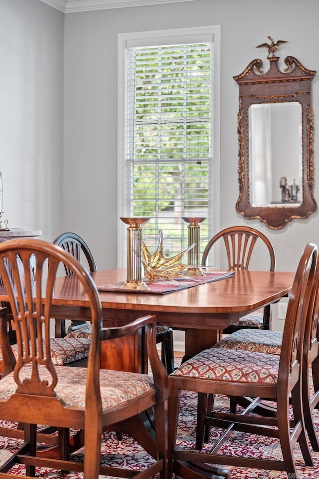 dining area with ornamental molding