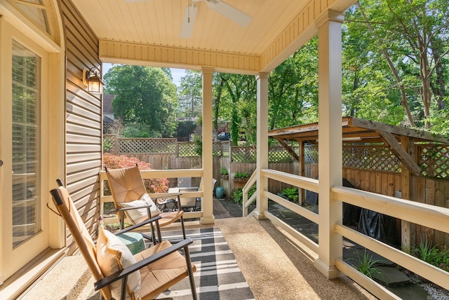 sunroom / solarium with a ceiling fan