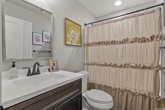 538 Maple St, Trumann, AR 72472 - full bathroom with visible vents, curtained shower, vanity, toilet, and recessed lighting