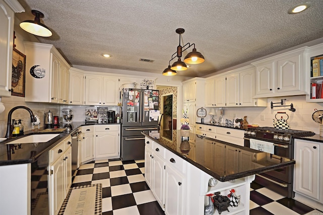 6311 Country Ln, Pine Bluff, AR 71603 - kitchen featuring visible vents, a center island, dark floors, a sink, and stainless steel appliances
