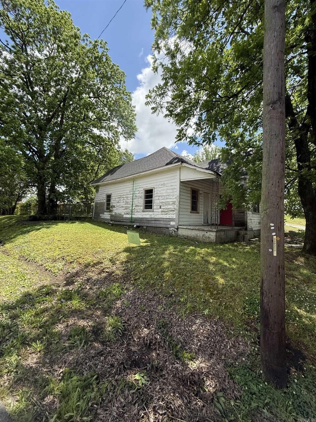 exterior space featuring a lawn