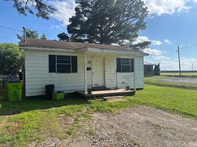 319 Rosemary Ln, Lonoke, AR 72086 - bungalow-style house with a front lawn