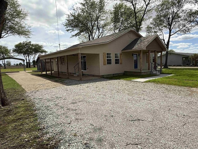 view of front facade with a porch and driveway