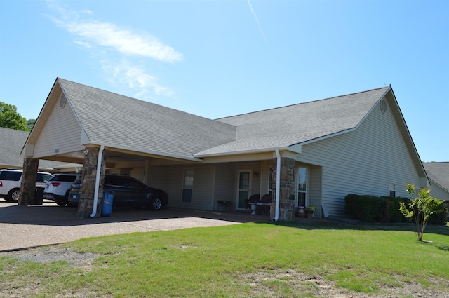 view of front of house featuring aphalt driveway, roof with shingles, and a front yard