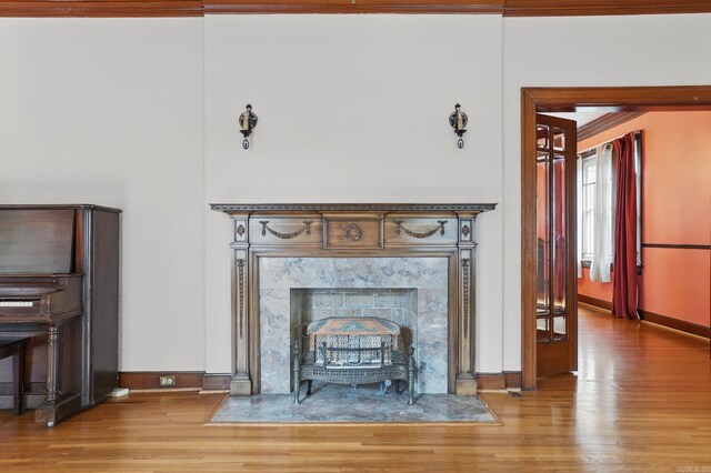 room details with baseboards, ornamental molding, and wood finished floors