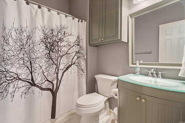 bathroom with vanity, baseboards, a shower with shower curtain, and toilet
