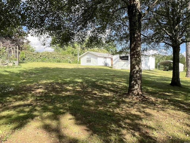 view of yard featuring a detached carport