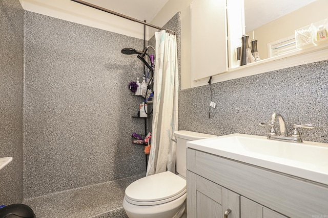 full bath with vanity, toilet, tile walls, curtained shower, and tasteful backsplash