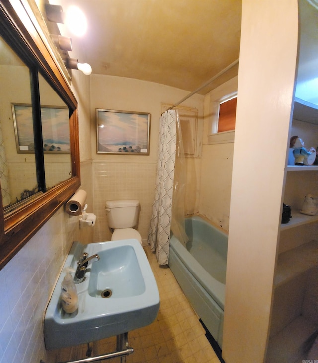 110 S Summit St, Little Rock, AR 72205 - bathroom with tile patterned floors, toilet, tile walls, and shower / tub combo