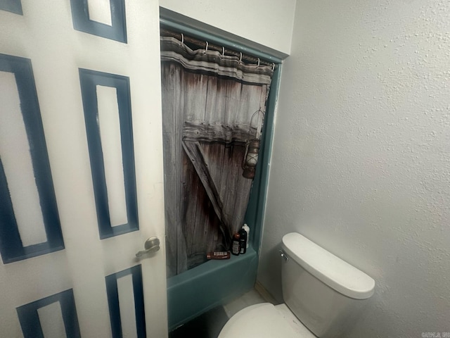 full bathroom featuring shower / bath combo with shower curtain and toilet