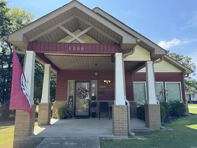 property entrance featuring a porch