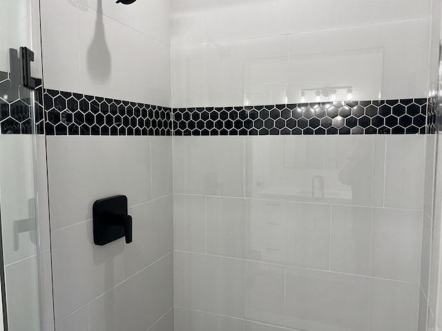 full bathroom featuring tiled shower