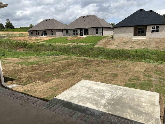 view of yard featuring a patio area