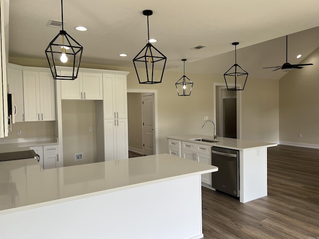kitchen featuring stainless steel appliances, visible vents, a sink, and a peninsula