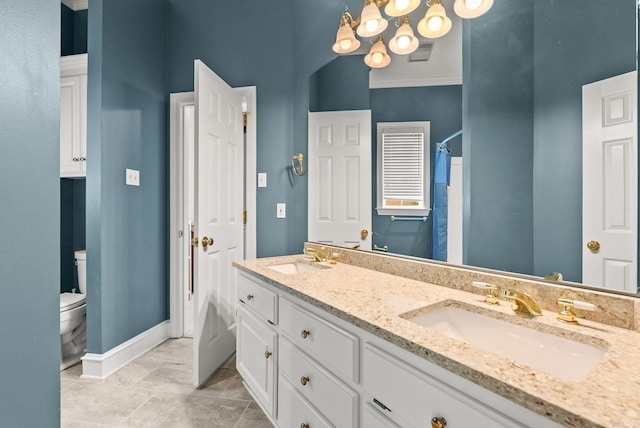 full bathroom featuring toilet, baseboards, an inviting chandelier, and a sink
