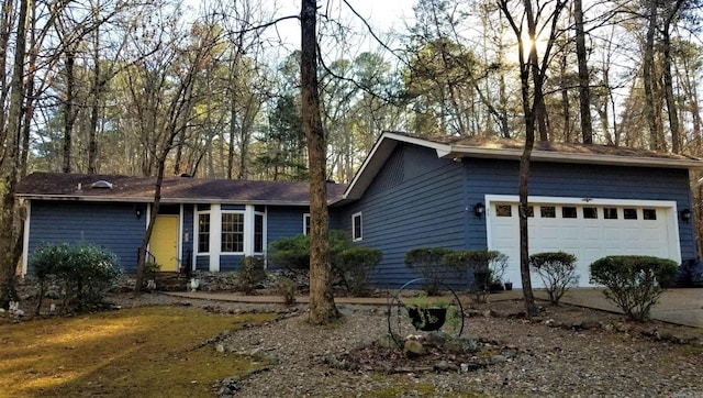 view of front facade featuring a garage and driveway